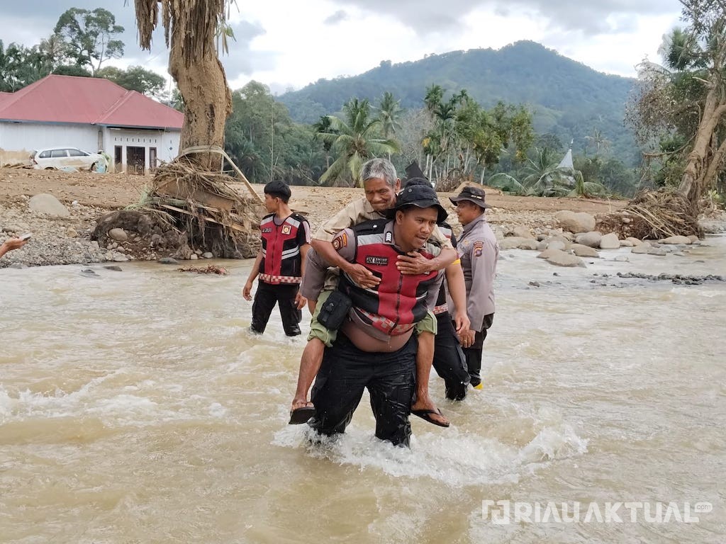 Jembatan Darurat Putus Diterjang Banjir Susulan, Polisi Bopong Warga di Agam