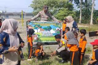 Polri Peduli Lingkungan di Rohil, Polsek Rimba Melintang Hijaukan TK Al-Muhajirin