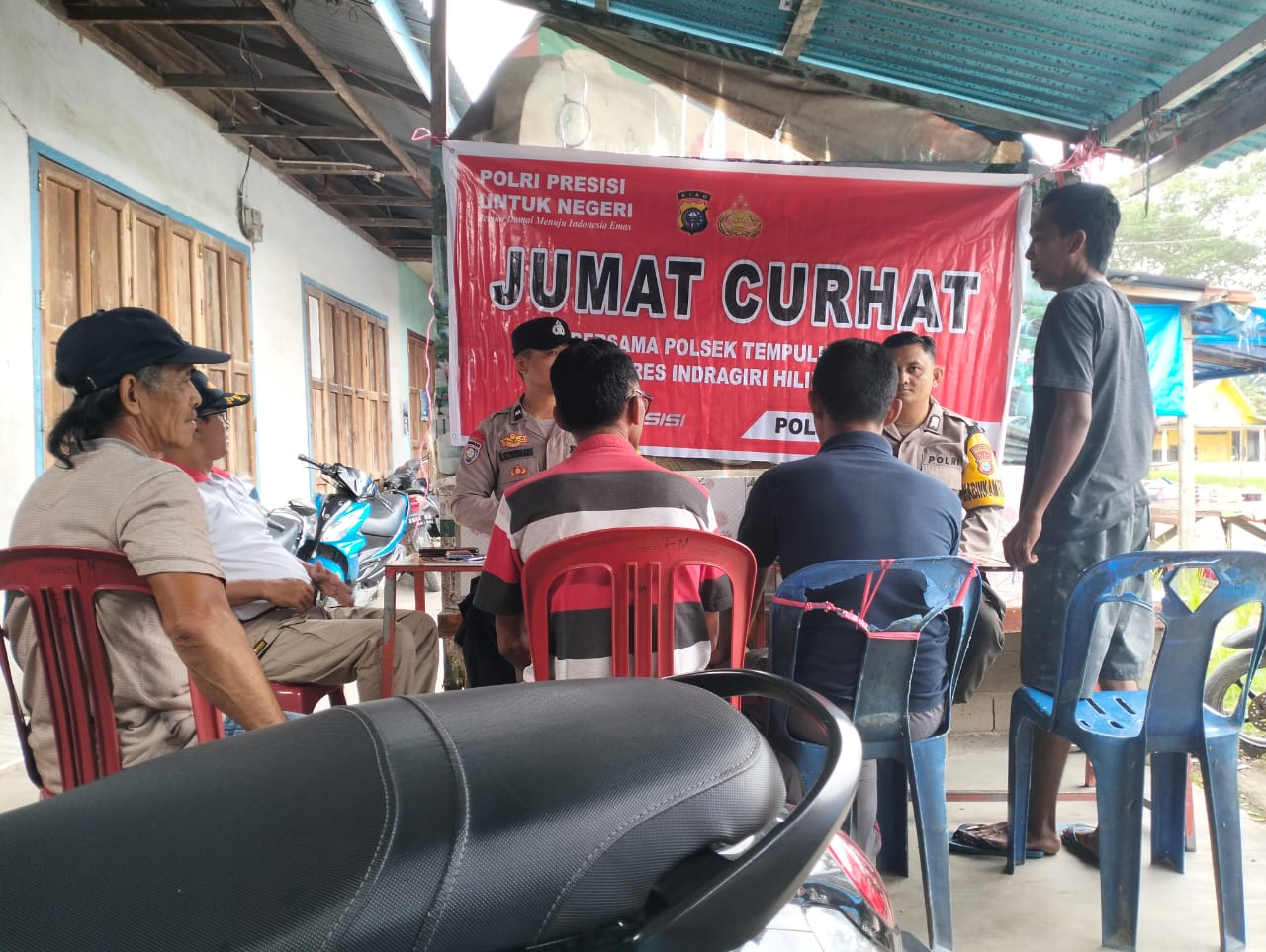 Polsek Tempuling Cooling System Pemilu 2024 Melalui Jumat Curhat di Kelurahan Sungai Salak