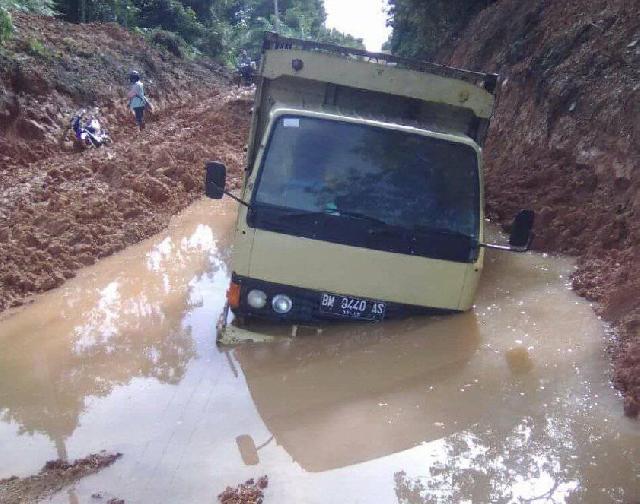 Warga 17 Desa Dirikan Tenda di DPRD Riau