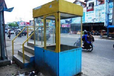 Tangga Halte Transmetro Pekanbaru Masih Goyang-goyang