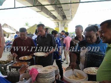 Nofrizal Makan Siang Bersama Korban Banjir Kampung Bandar