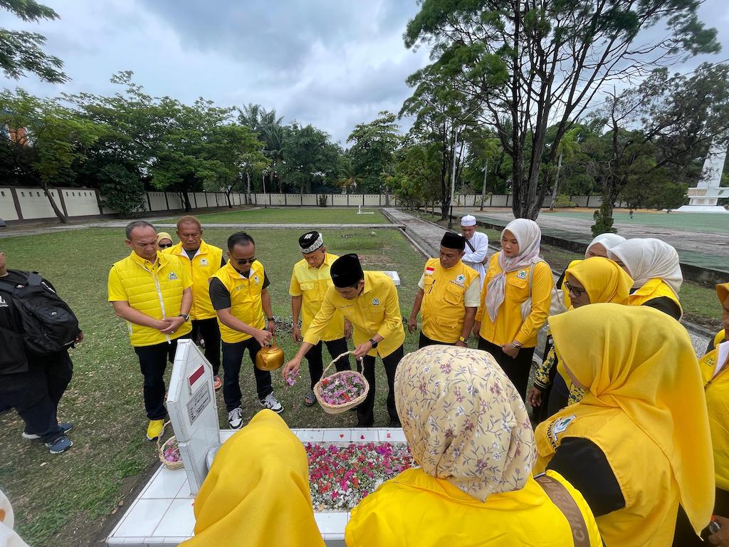 HUT ke-61, Golkar Pekanbaru Ziarah ke Tokoh Senior dan Bagikan 1.000 Bibit Pohon