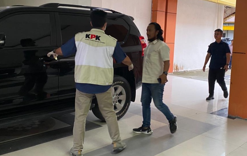 KPK Amankan Rp400 Juta Lebih dari Rumah Dinas Bupati Inhu Terkait Kasus Abdul Wahid