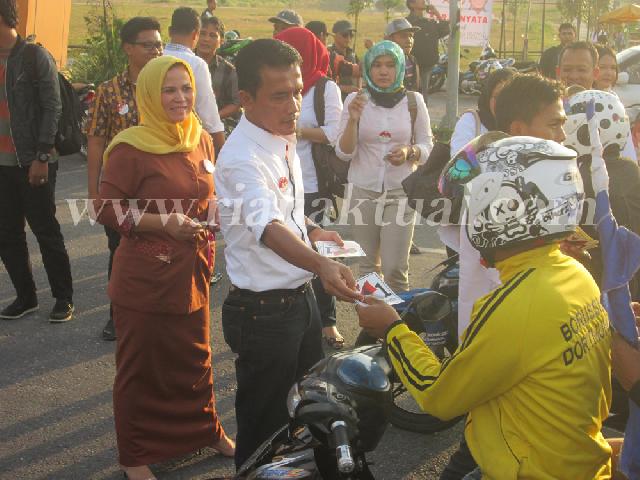 Stiker dan Pin Prabowo-Hatta Laris di Stadion Utama Riau