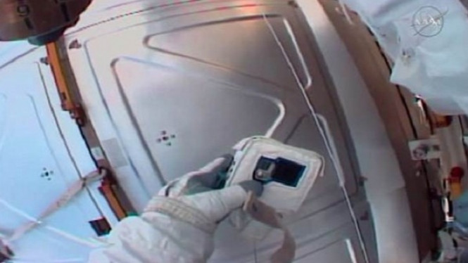 Kartu Memori Kamera Ketinggalan di Bumi, Astronot NASA Menyesal