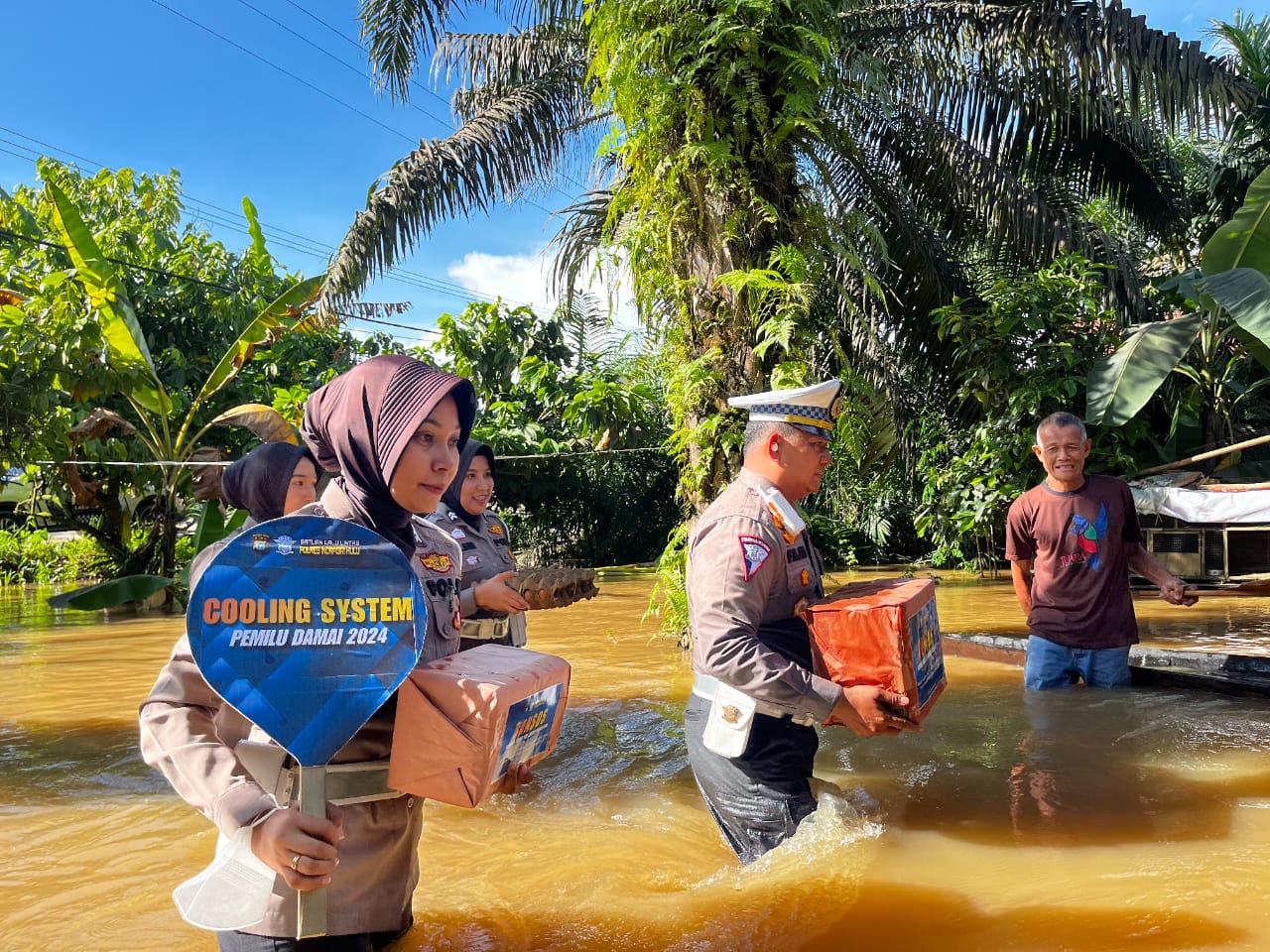 Arungi Banjir, Kasat Lantas Polres Inhu Bawa Polwan Cooling System dan Salurkan Bansos