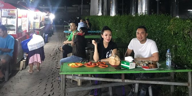 Tajir, Potret Zaskia Gotik Bareng Suami Makan di Angkringan Kaki Lima