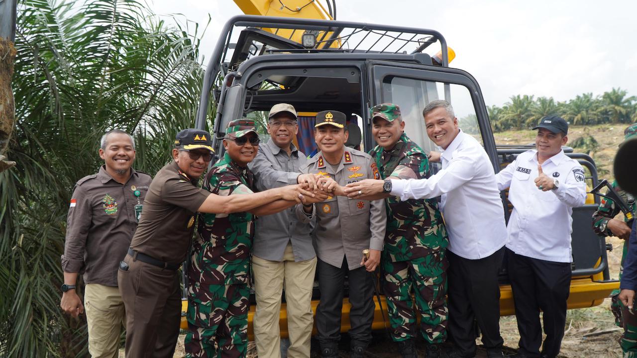 Petani di Pelalawan Serahkan 311 Hektare Lahan Sawit ke Negara