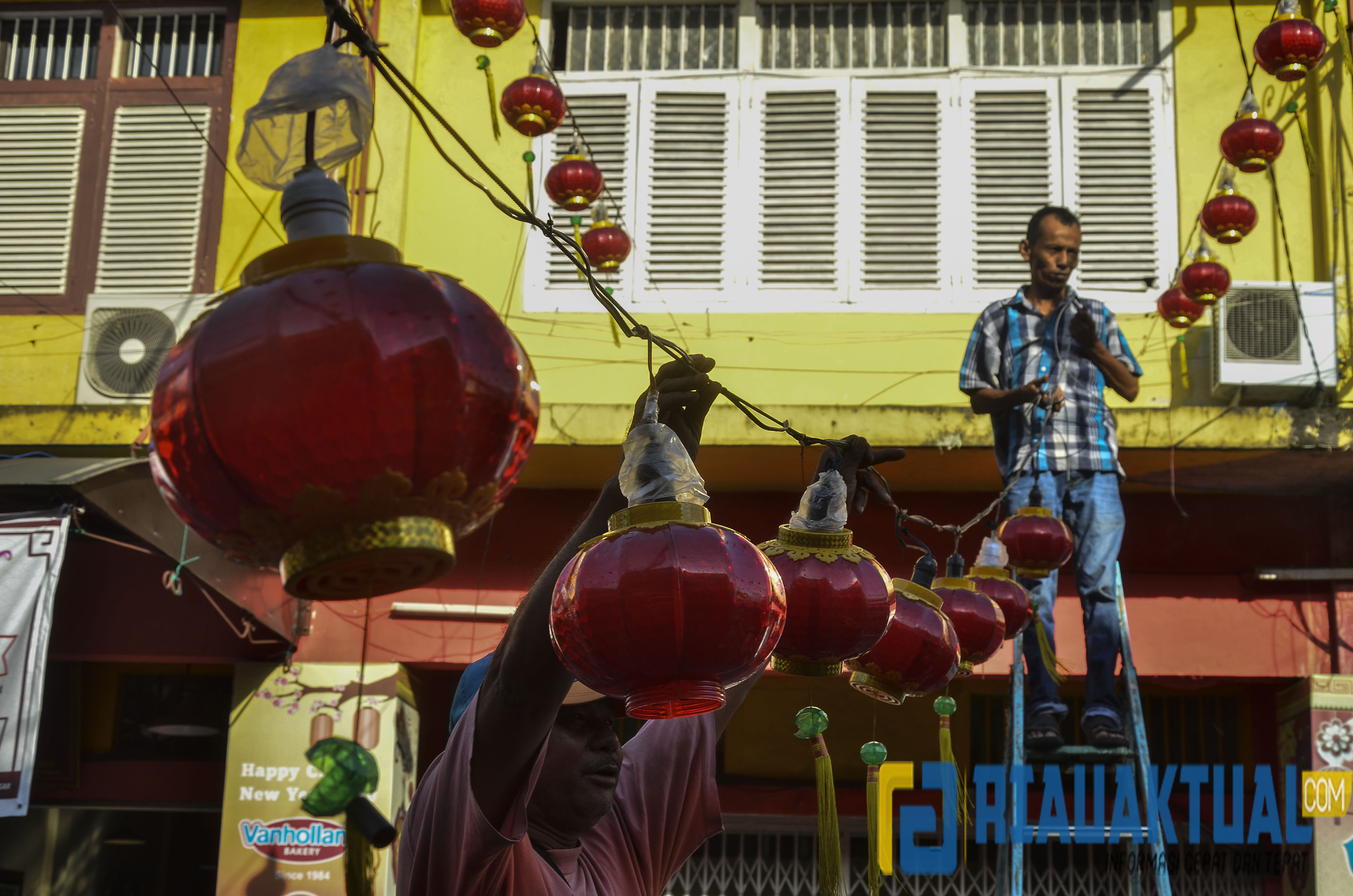 Pemasangan Lampion Jelang Perayaan Imlek di Jalan Karet Pekanbaru
