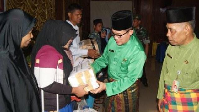 Sempena Hari Jadi Kota Dumai, Dinsos Serahkan Bantuan