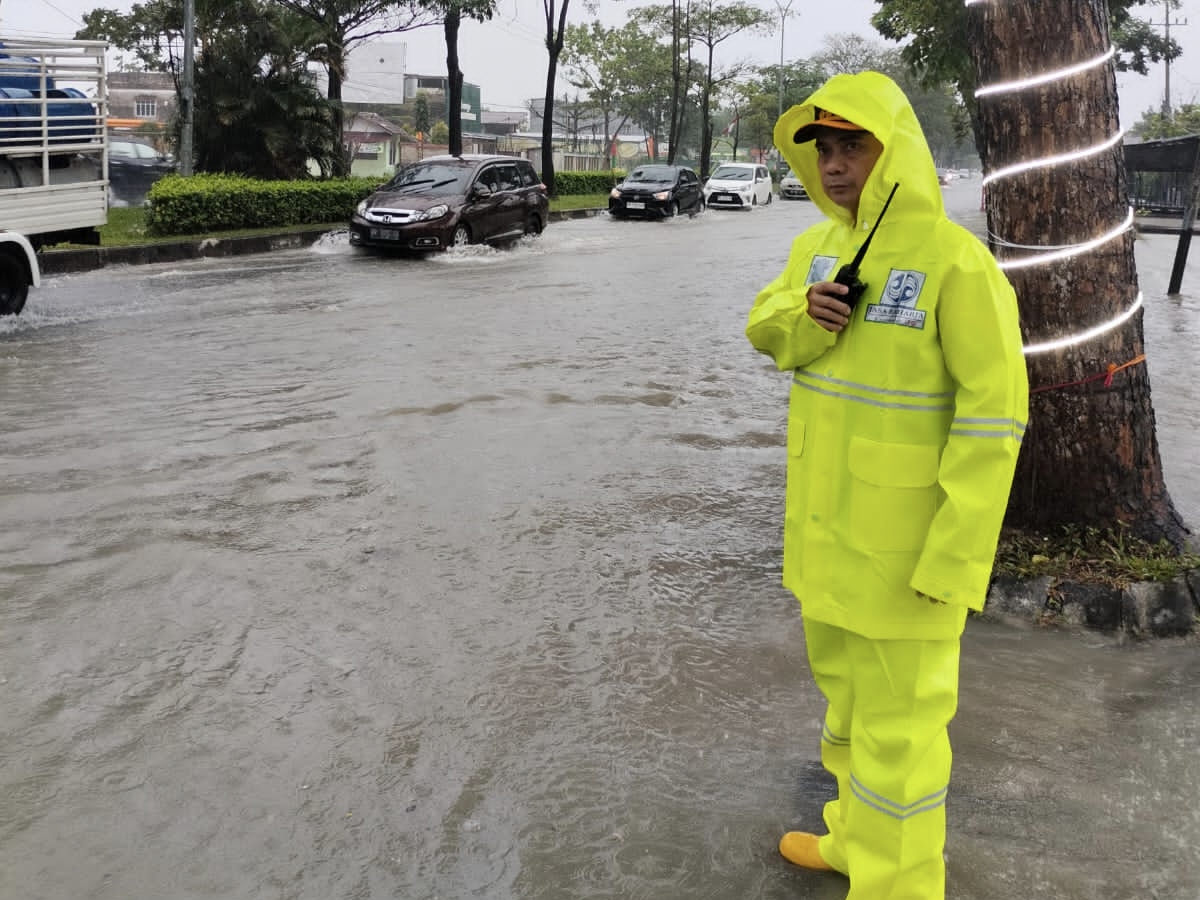 Cuaca Ekstrem Guyur Kota Pekanbaru, Polresta Minta Warga Hindari Berkendara Saat Hujan