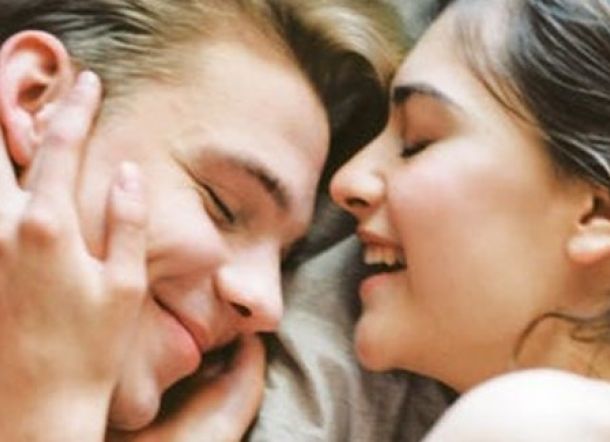 Aturan Menepuk Bokong Pasangan Saat Bercinta