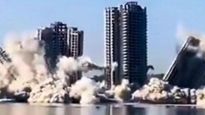 Saat Empat 'Menara Hantu' yang Tidak Pernah Diisi Dihancurkan