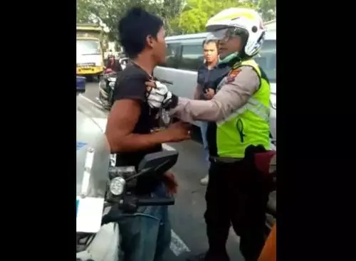 Polisi Paksa Turun dan Amankan Sopir Mobil Boks di Tengah Jalan