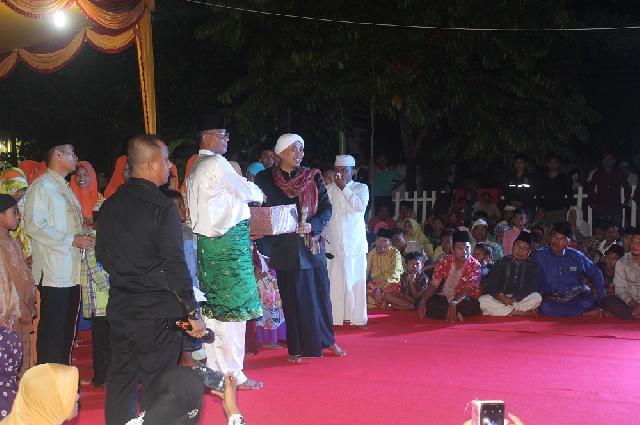 Peringati Isra Miraj, Opick Siram Warga Rohil Dengan Lagu Islami