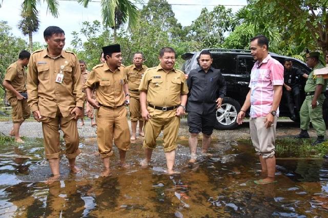 Bupati Amril Bantu Korban Banjir di Bengkalis