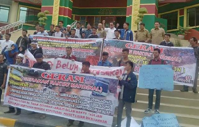 Akses 17 Desa Terputus, Masyarakat Kampar Kiri Demo DPRD Riau