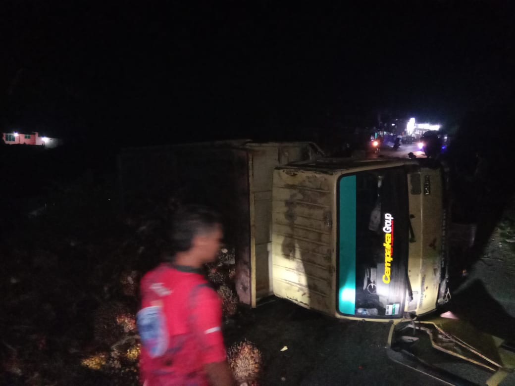 Truk Bermuatan Kelapa Sawit Terguling di Jalan Inhu Kuansing