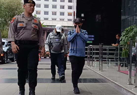 Tiba di Gedung Merah Putih KPK, PJ Wali Kota Pekanbaru dan Sekda Langsung Jalani Pemeriksaan