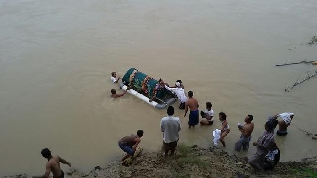 Pria tenggelam saat antar jenazah seberangi sungai
