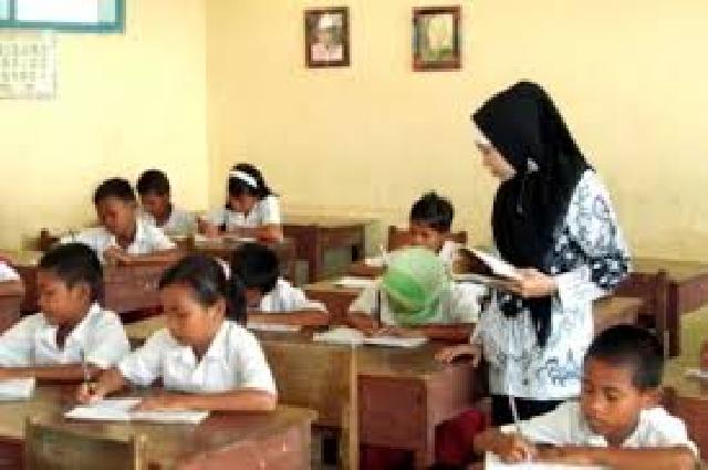 Guru Madrasah di Rohul Tujuh Bulan Tak Terima Bansos