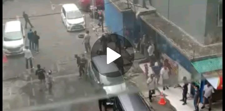 Video Bentrok 2 Ormas di Apartemen City Park Cengkareng, Batu & Kayu Beterbangan