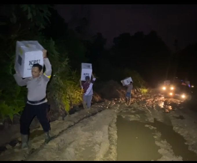 Tempuh Jalan Lumpur, Polisi dan PPK Berjibaku Distribusikan Logistik Pemilu di Rohul