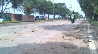 Wako Pekanbaru Minta Kontraktor Bersihkan Tanah Berserakan di Jalan Sudirman