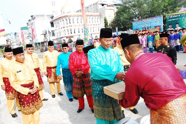 Bupati Paparkan Sejarah dan Tokoh Pendirinya Rohil dan Beri Penghargaan