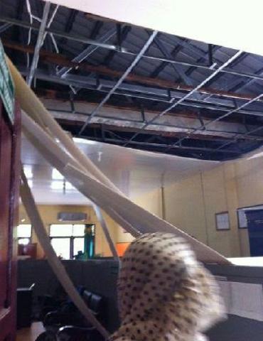 Baru Selesai Dikerjakan, Plafon Puskesmas di Bengkalis Ambruk