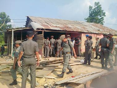 Jadi Tempat Maksiat, Belasan Tenda Biru di Jalan Menuju Terminal BRPS Dibongkar Satpol PP Pekanbaru