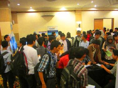 Ribuan Pencaker Padati Job Fair Pekanbaru 2013