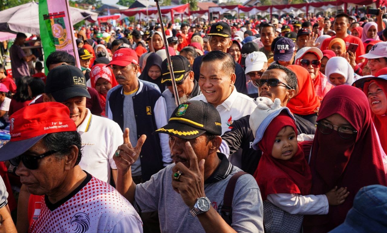 Ribuan Warga Desa Pandau Jaya Ikuti Gerak Jalan Santai Bersama Sekdaprov Riau SF Hariyanto