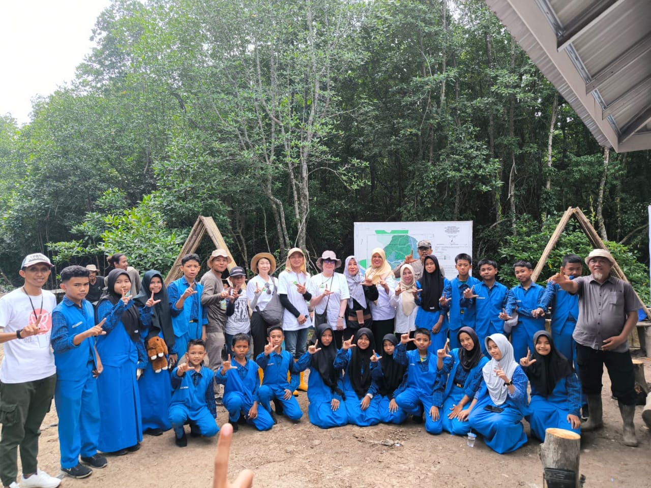 Delegasi Ube IECA Japan Sambangi Komunitas Mangrove Desa Kelapapati