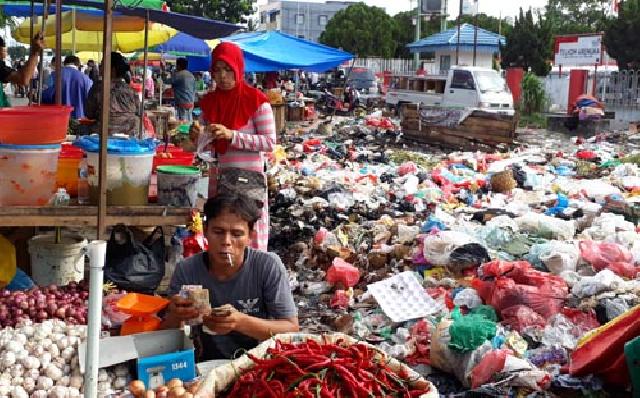 Sepekan Sampah tak Diangkut, PKL Pasar Arengka Jualan di Jalan