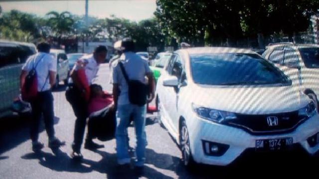 Pelajar Tabrak Mobil yang Parkir di Jalan Cut Nyak Dien