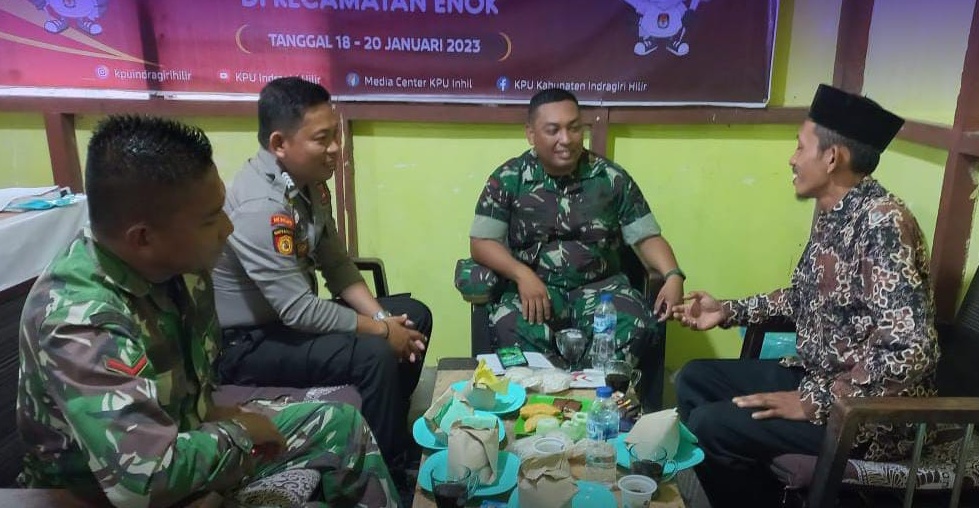 Polsek Enok Sambangi Kantor Camat dan Sampaikan Pesan Pemilu Damai 2024