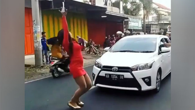 Cegat Mobil dan Motor, Waria Ini Bikin Macet Jalanan