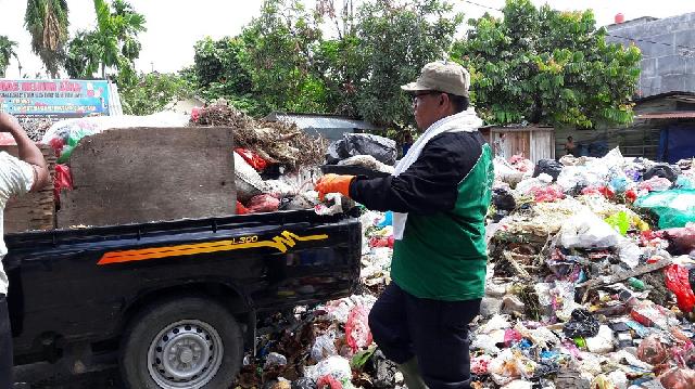 Persoalan Sampah Gagal Diatasi, Anggota Dewan ini Lakukan Aksi Angkat Sampah