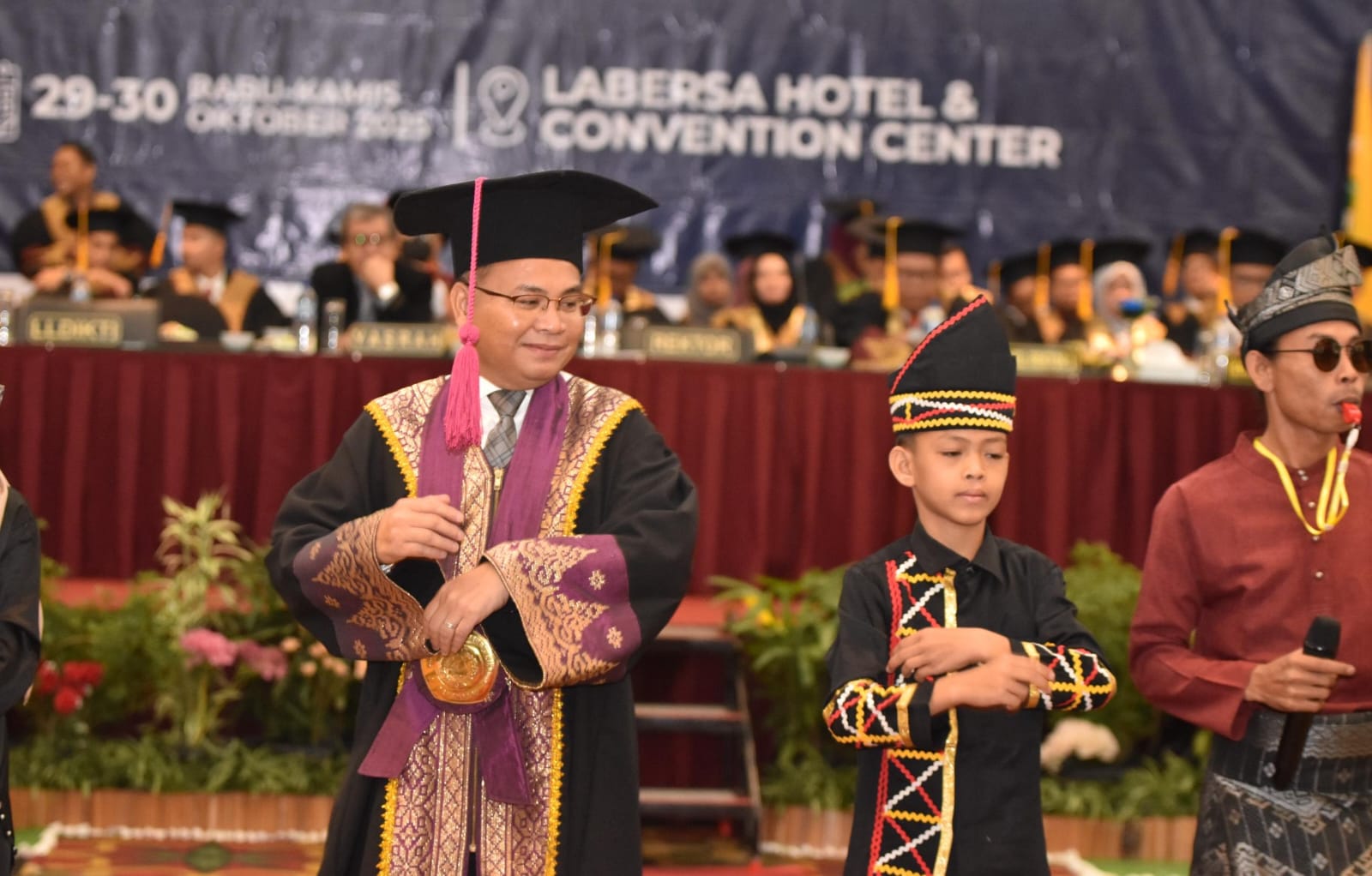 Dhika Aura Farming Hadir di Wisuda Unilak Bikin Acara Makin Meriah