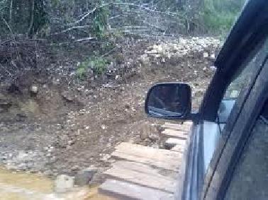 Masyarakat Resah, Mobil Kayu Rusak Jalan Manunggal