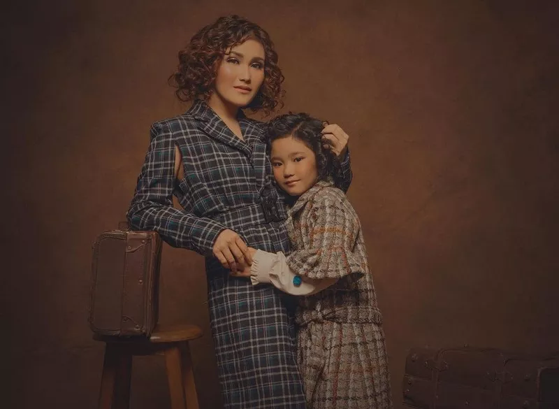 Foto Bareng Bilqis, Baju Ayu Ting Ting Bikin Gagal Fokus