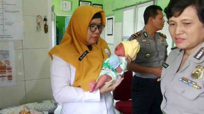 Duh Bayi Tampan Ini Dibuang di Dekat Kuburan