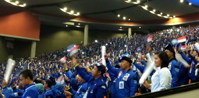 Jokowi Tetap Berdiri Saat Himne Dan Mars Demokrat Diyanyikan