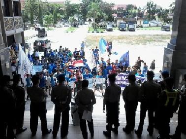 Asykar Theking Gelar Demo di DPRD Pekanbaru