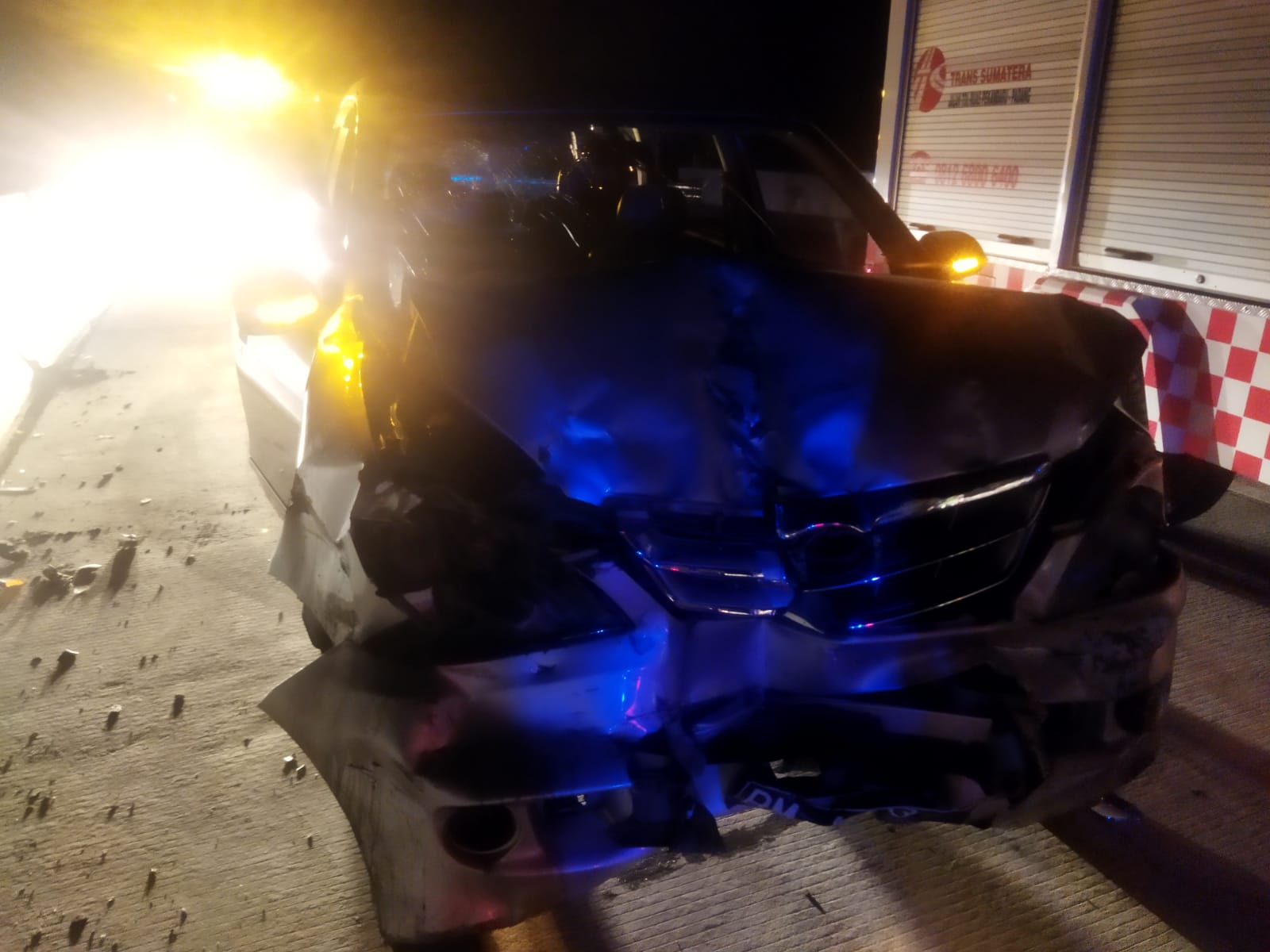 Sasis Ban Patah, Avanza Hantam Travel di Tol Pekanbaru - Bangkinang