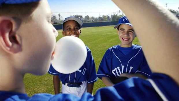 Mengapa Pemain Baseball Mengunyah Permen Karet?