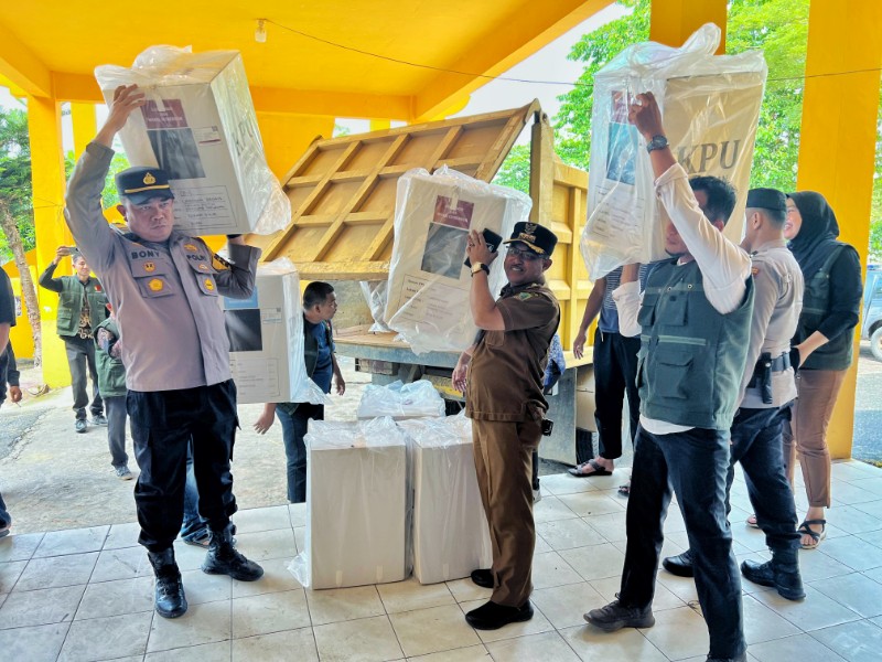 Pergeseran Logistik Pilkada Rohil, Kapolsek TPTM Turun Langsung Angkat Bilik Suara ke Gudang, Fokus Pengamanan dan Distribusi