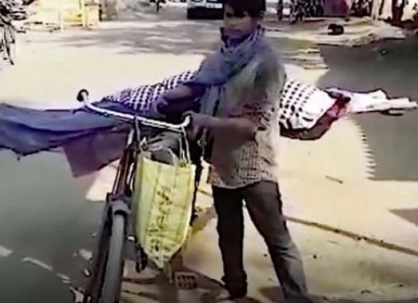 Berjalan 5 Km, Remaja Ini Bawa dan Makamkan Sendiri Jenazah Ibunya